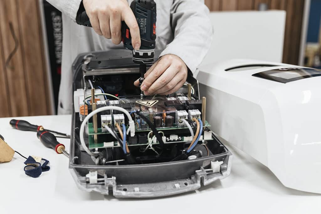 Rexel Belgique et TVH lancent un service de réparation durable pour les onduleurs et les bornes de recharge 1